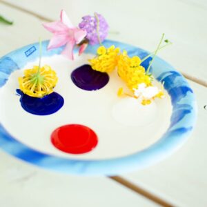 Preschool crafts flower painting activity.