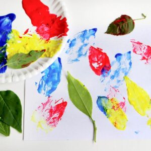 Flower and tree crafts for preschoolers. Dip leaves into different colors of paint and press onto paper.
